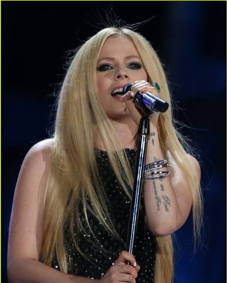 Avril Lavigne Praises Nicki Minaj on ‘Dumb Blonde’