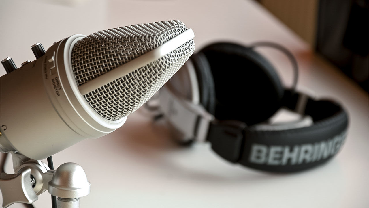10 Amazing Podcasts For Curious Minds