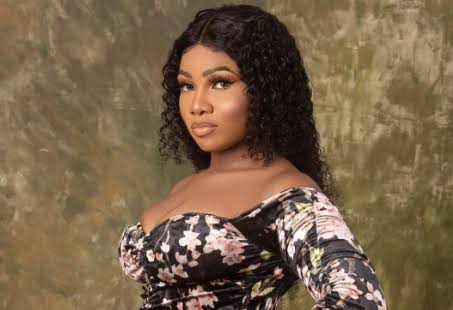 Fans Treat BB Naija’s Tacha To a Benz Car