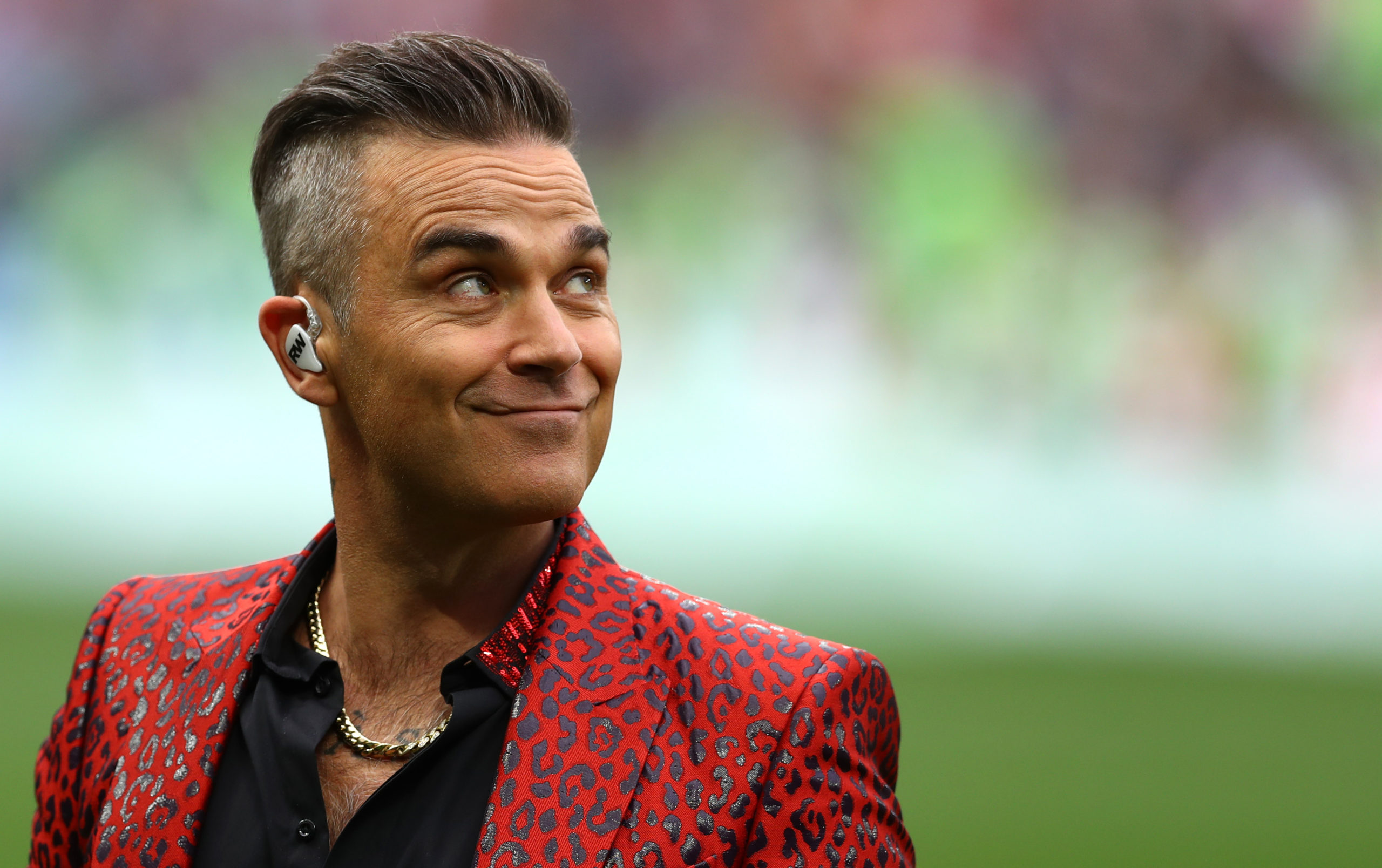 Robbie Williams Goes into Isolation after Contracting COVID-19
