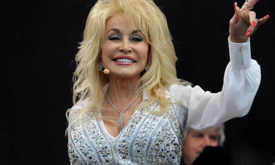 Dolly Parton Gets COVID-19 Vaccine After Funding Research