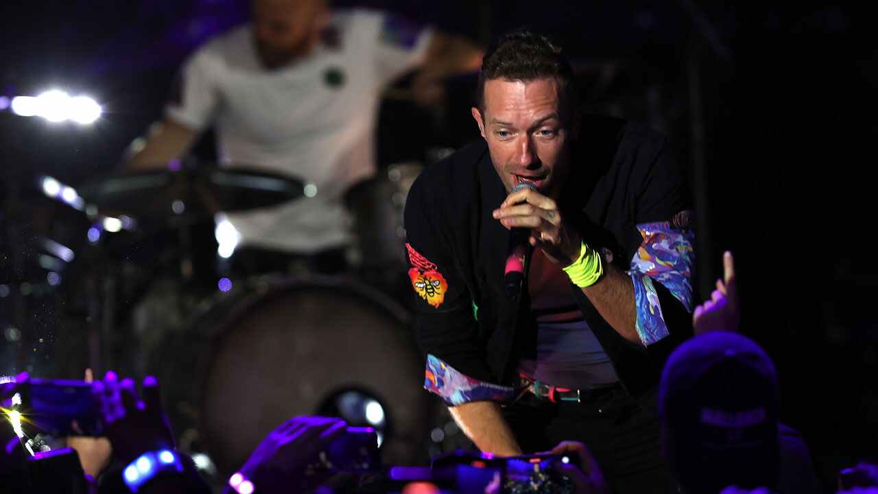Chris Martin serenades Dakota Johnson at Coldplay concert