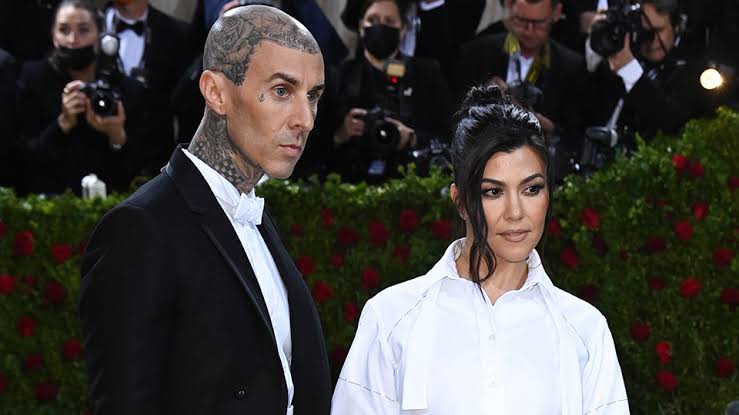 Kourtney Kardashian changes last name to ‘Barker’ on Instagram