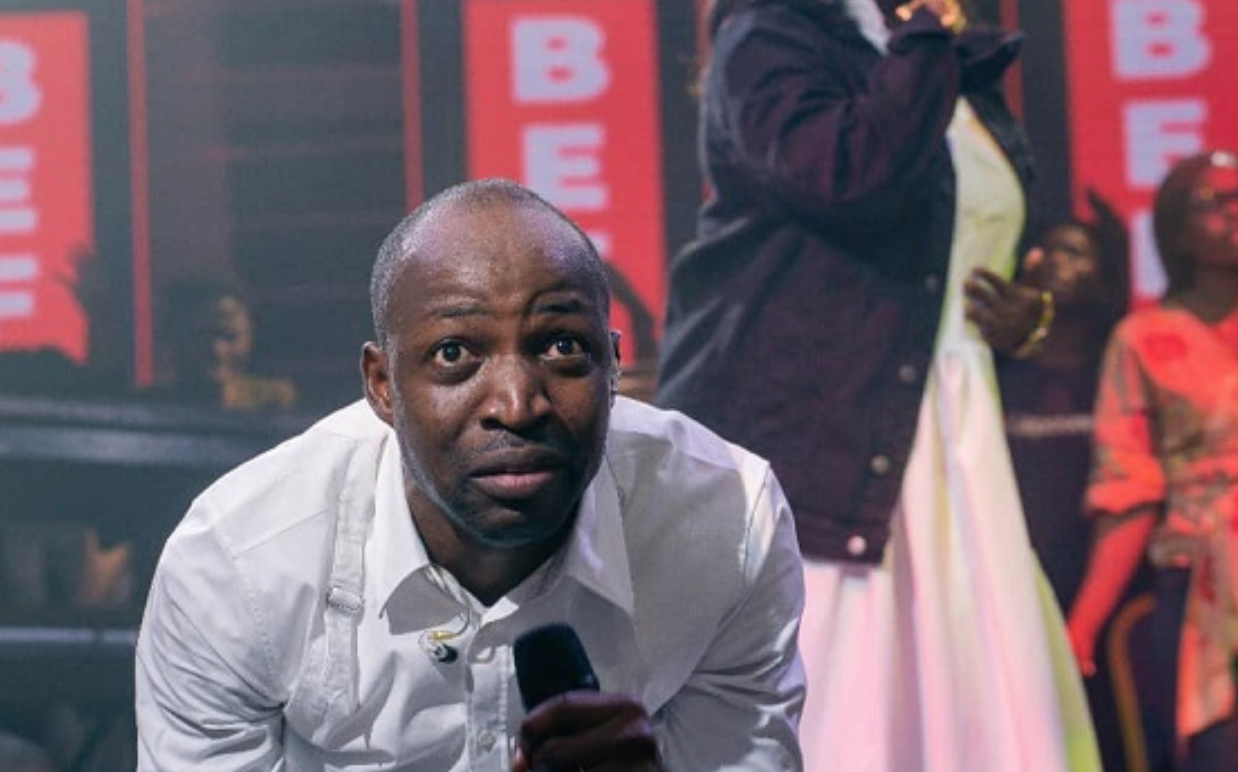 Scary moment gospel singer, Dunsin Oyekan was ‘attacked’ on stage