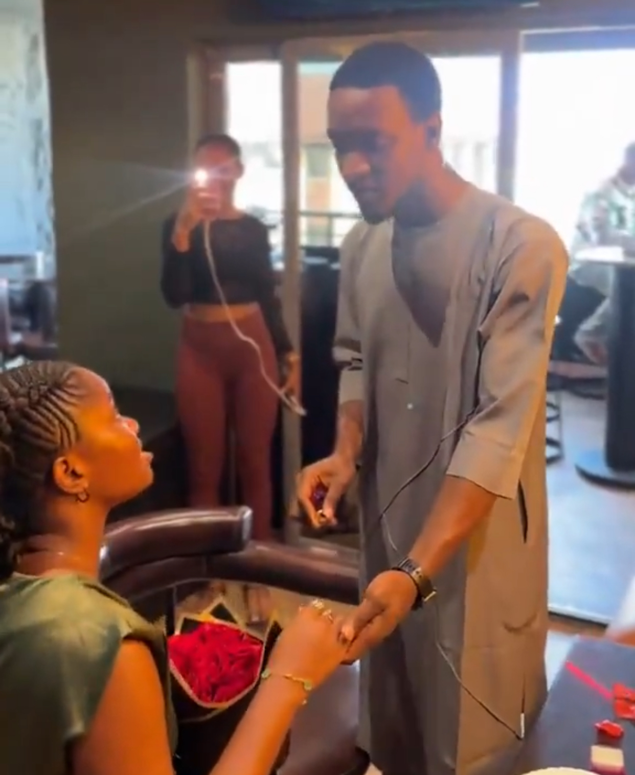 The Knee of Decision: When Kneeling to Propose Becomes a Make-or-Break Moment