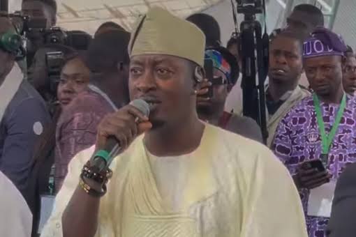 Taye Currency’s Performance at Olubadan Coronation Sparks Mixed Reactions