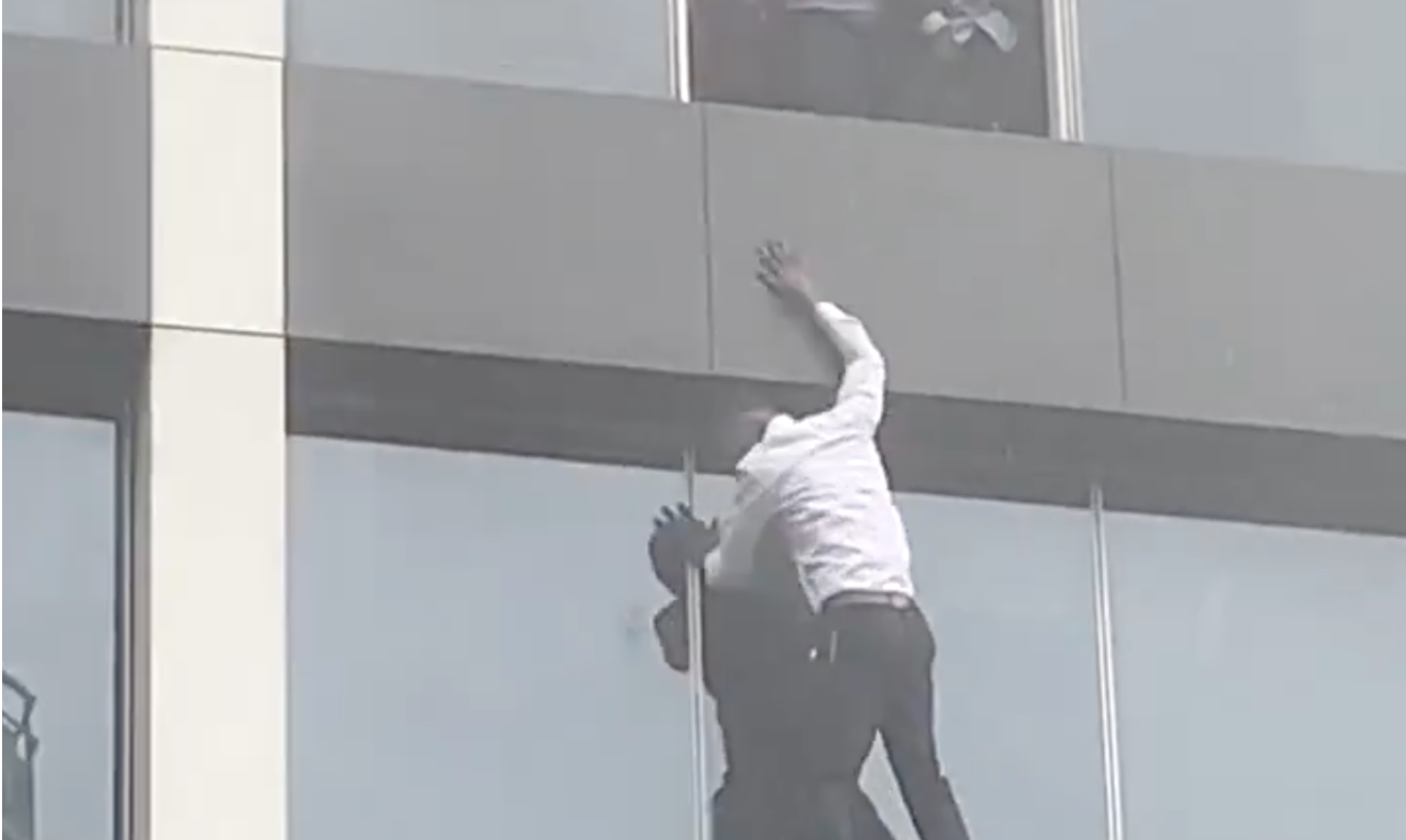 Watch Scary Moment Workers Scale Window of High-rise Building As Fire Guts First Generation Bank In Lagos