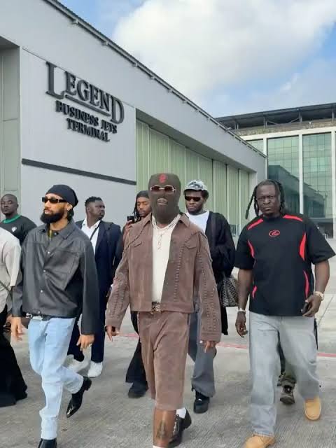 Burna Boy Reveals Why He Wore a Mask at Benikrukru Christmas Carnival