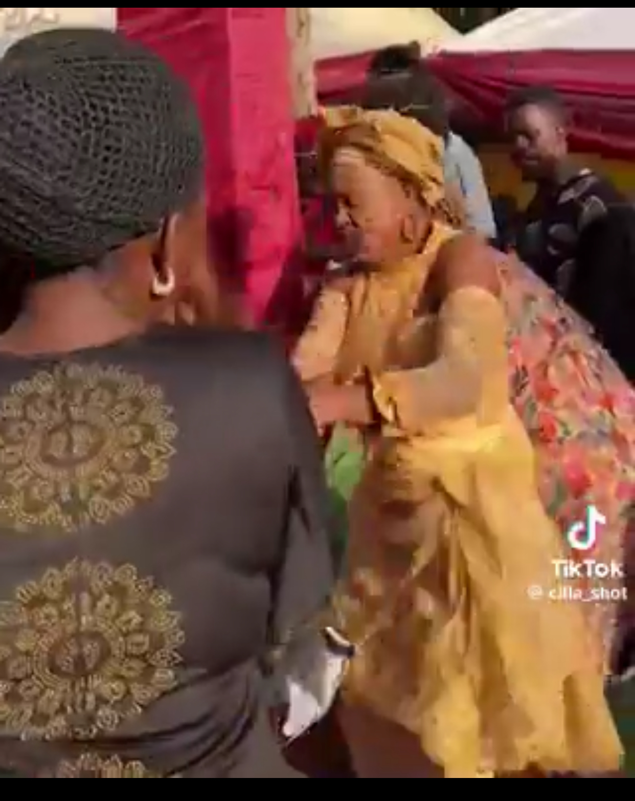 Wedding Brouhaha: Mother In-law, Aso Ebi Ladies Clash Over Money Sprayed On Bride