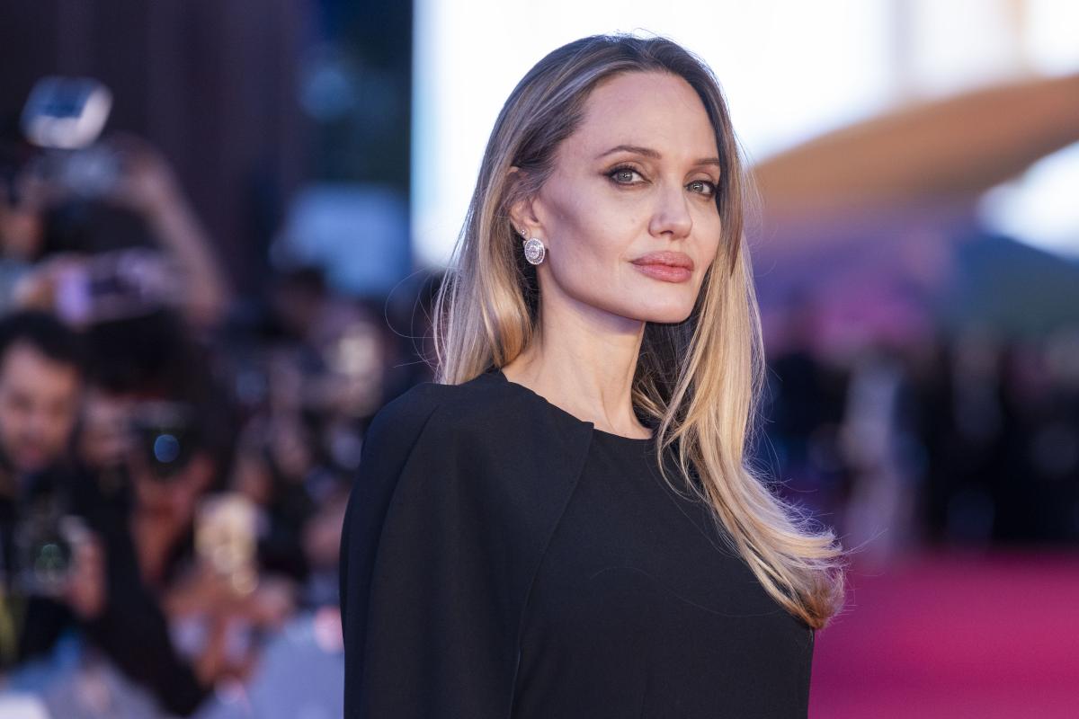 Hollywood Actress Angelina Jolie Intends to Leave the US in July