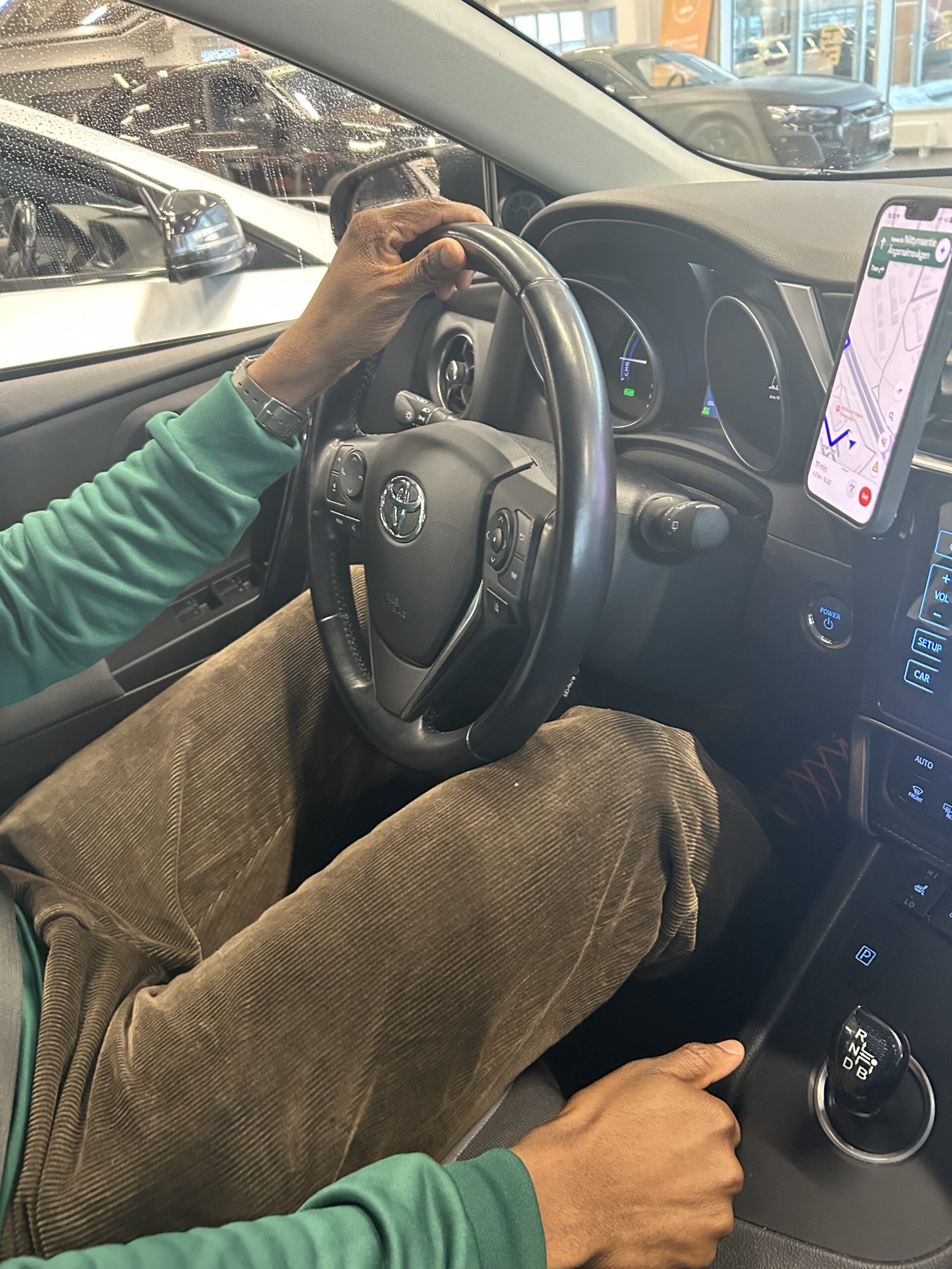 Has a 40-Year-Old Man Without a Car Failed? Interesting Conversation on Social Media