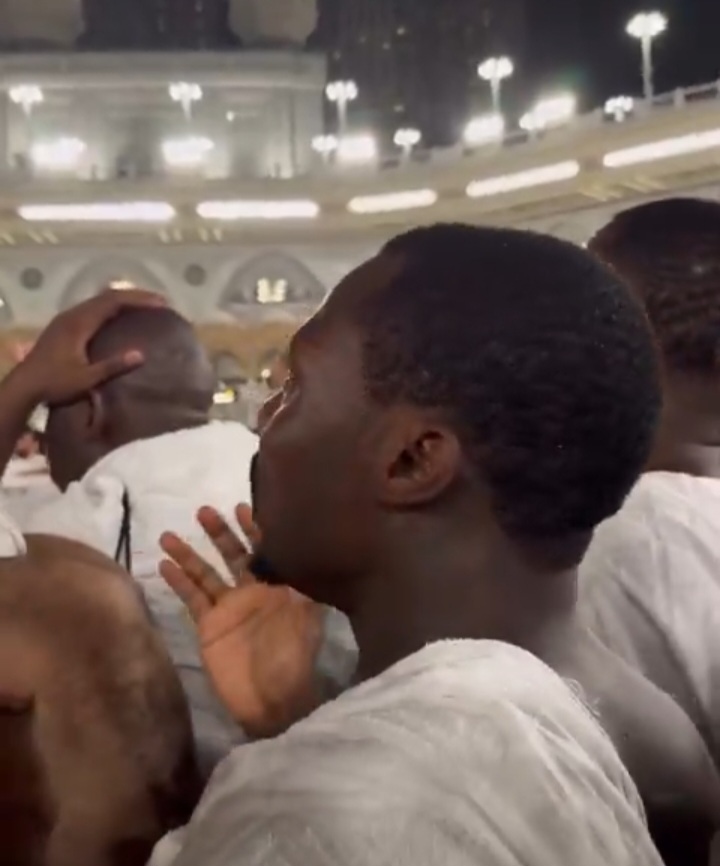 Asake Spotted Praying at the Kaaba in Makkah, Saudi Arabia( VIDEO)