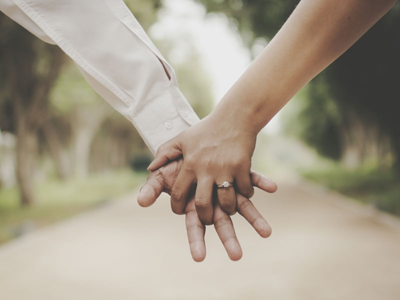 Man Ends Union With Wife After she Knelt for Pastor